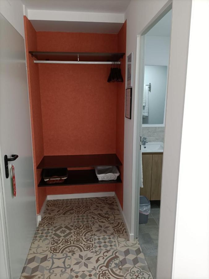 Hostal Las Encinas Villaviciosa de Odón المظهر الخارجي الصورة