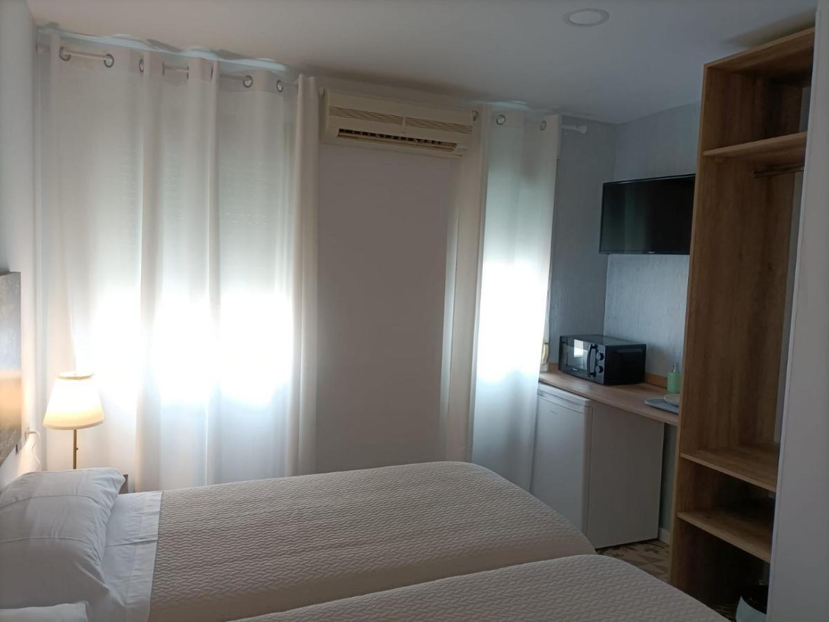 Hostal Las Encinas Villaviciosa de Odón المظهر الخارجي الصورة